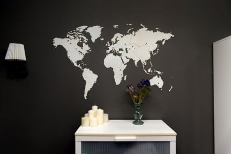 Деревянная карта мира World Map Wall Decoration Medium, белая купить с нанесением логотипа оптом на заказ в интернет-магазине Санкт-Петербург