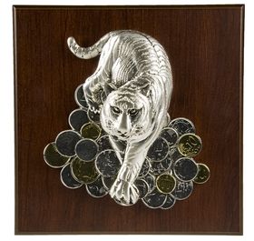 Плакетка большая "Тигр на монетах" купить оптом с нанесение логотипа в Санкт-Петербурге