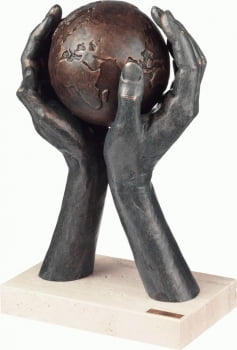 Скульптура «Мир в твоих руках» купить с нанесением логотипа оптом на заказ в интернет-магазине Санкт-Петербург